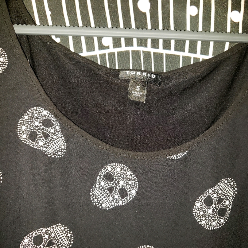 Torrid Size 5 Skull Shirt